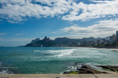 Rio de Janeiro, Brezilya. Güneşli bir günde Arpoador 'dan Ipanema ve Leblon plajı ve Dois Irmos tepesi manzarası.