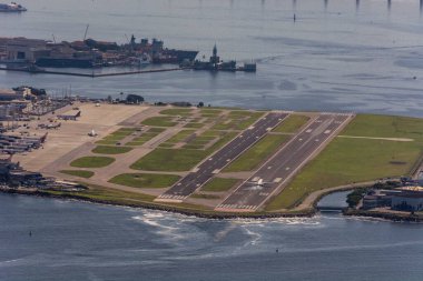 Santos Dumont Havaalanı, Rio de Janeiro, Brezilya. 24 Mayıs 2022: 2R pistine inerken uçak fren dumanına boğuldu. Arka planda, Yılanlar Adası 'nın deniz üssü var..