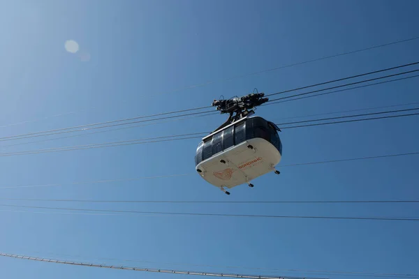 Şekerli teleferik ve arkadaki mavi gökyüzü. Mesaj için yer var. Rio de Janeiro Brezilya. 24 Mayıs 2022. 
