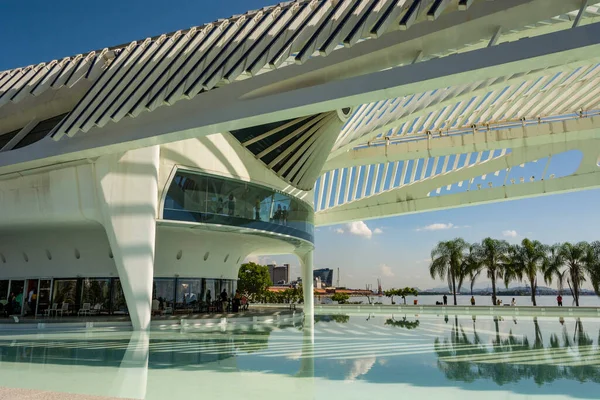 Yarının Müzesi. Rio de Janeiro, Brezilya. 24 Mayıs 2022: Göl manzarası, bina ve ikonik çatı. Arka planda, Guanabara Körfezi Limanı ve Denizi.