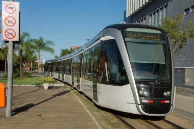 VLT, Rio de Janeiro Brezilya. 24 Mayıs 2022: Liman bölgesinden geçen elektrikli tramvay.