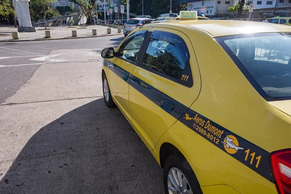Taksi yolcuları bekliyor, Santos Dumont Havaalanı, Rio de Janeiro, Brezilya. 25 Mayıs 2022. Aeros Dumont Taksi. 