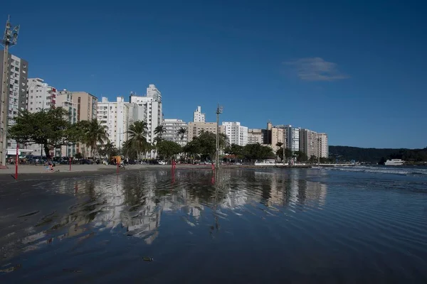 Santos Brazília Vízparti Épületek Tükröződnek Tengervíz Strandon Ponta Praia Régió — Stock Fotó