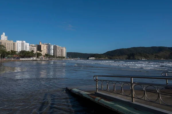 Santos, Brezilya. 6 numaralı su kanalı üzerindeki köprüden görüldü..