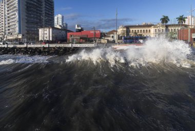 Santos şehri, Brezilya. Kış mevsiminde dalgalar kıyıya vurur. Ponta da Praia bölgesindeki sahil ve deniz kenarı binaları. 23 Eylül 2022.