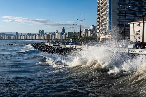 Santos şehri, Brezilya. 23 Eylül 2022 'de dalgalar kışın yüksek gelgit sırasında kıyıya çarpar. Ponta da Praia bölgesindeki sahil ve deniz kenarı binaları.