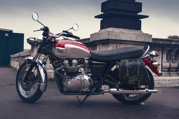 Triunfo Bonneville Motocicleta Inglesa Estacionada Uma Rua Paris Dia Nublado — Fotografia de Stock