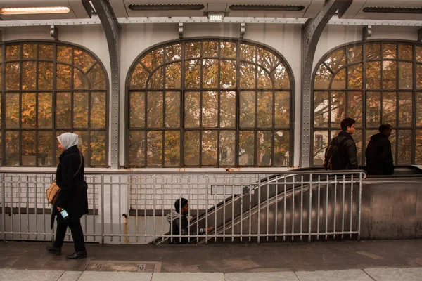 Париж Франція Вигляд Старих Вікон Переміщення Людей Сталінградській Станції Метро — стокове фото