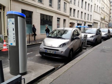 Paris, Fransa. Autolib - Paris 'te bir caddede elektrikli araba kiralama istasyonu. 20 Ekim 2015: 