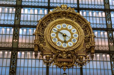 Paris, Fransa. Büyük duvar saati ahşaptan yapılma, sanat eseri süslerle süslenmiş.. 