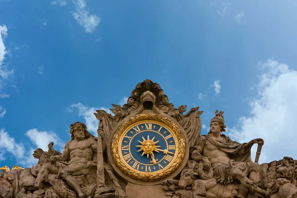フランスのヴェルサイユ 金色のディテールを持つ大きな青い時計 太陽とフルール ヴェルサイユ宮殿の屋根にある彫像や装飾品 — ストック写真