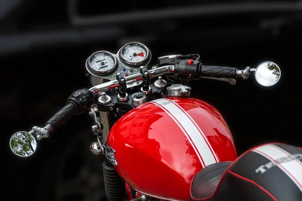Paris Frankrike Röd Motorcykel Triumph Truxton 900 Med Nummer Parkerad — Stockfoto