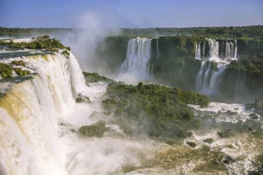 Foz do Iguacu, Brezilya. Güneşli bir günde Iguazu Şelalesi. 