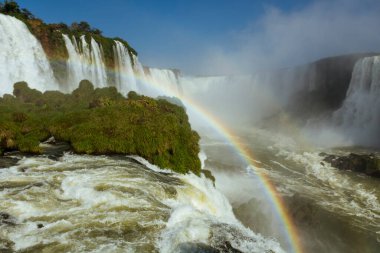 Güneşli bir günde Iguazu Şelalesi, Brezilya. Gökkuşağıyla güçlü bir su akıntısı.