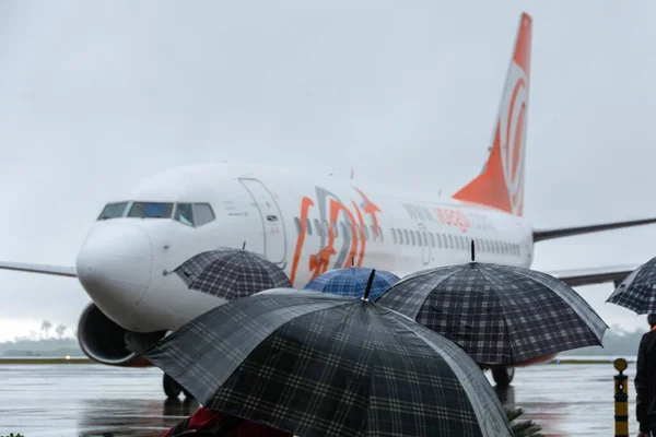 Foz Iguacu Parana 在福兹多伊瓜苏机场 在雨天 乘客们带着雨伞登机 Gol航空公司的飞机在航站楼August 2016 — 图库照片#
