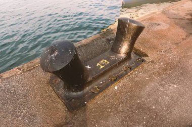 Gemi kazanı. Gemiyi iskeleye yanaştırmak için diz çökün.. 