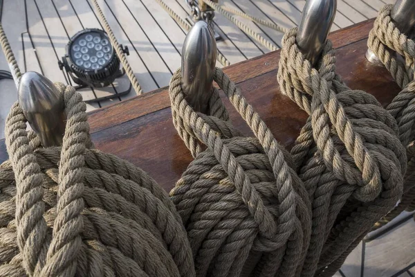 帆船的帆绳 海军缆绳关闭 有选择的重点 — 图库照片#