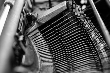 Daktilo. Makinenin ayrıntıları: kabartmalı metal çubuklar ve yazdırma rulosu.