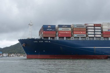 Konteyner gemisi CMA CGM Yelkenlisi bulutlu bir günde liman kanalına girdi. Santos şehri, Brezilya. 24 Ekim 2022. 