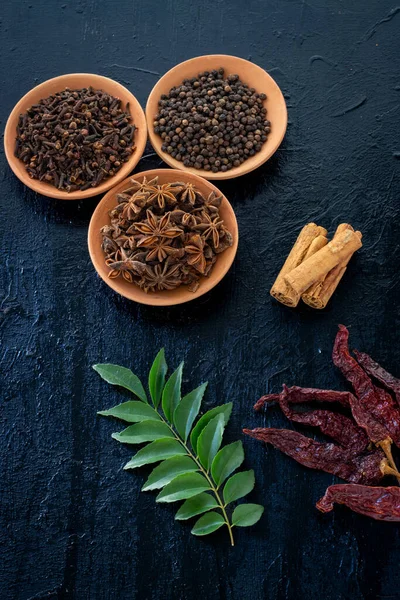 Çamur kaselerindeki baharatlar. Güzel baharat aromalarıyla dolu. Mutfağımızın temel malzemeleri.