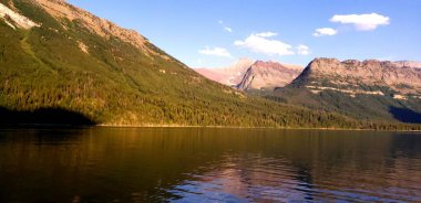 dağlarla çevrili güzel göl