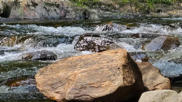 Вода Текущая Камням Русле Реки — стоковое фото