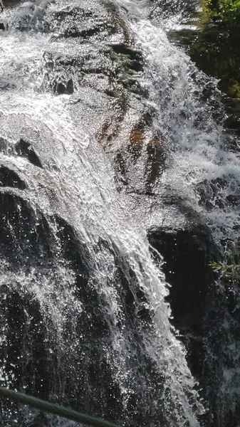 Белая Вода Льющаяся Скалы Солнечном Водопаде — стоковое фото