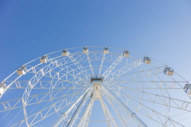 berrak gökyüzüne karşı beyaz bir dönme dolap.