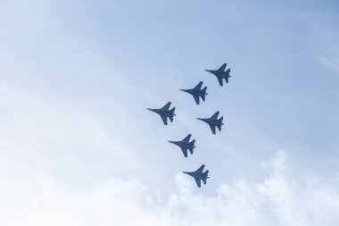 Rus Askeri Savaşçılar Grubu akrobasi yapıyor.