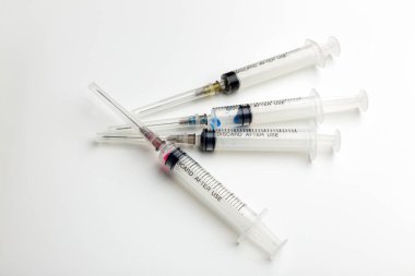 İğnede renkli enjeksiyonlu koruyucu kapaklı şırıngalar kullanılmış.