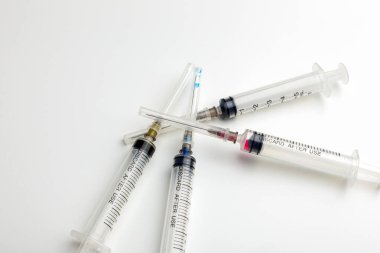 İğnede renkli enjeksiyonlu koruyucu kapaklı şırıngalar kullanılmış.