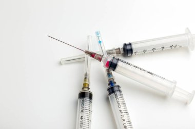 İğnede renkli enjeksiyonlu koruyucu kapaklı şırıngalar kullanılmış.