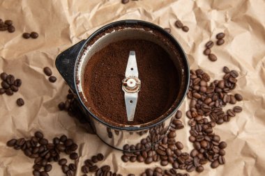 Kahve çekirdekleri arasında elektrikli kahve öğütücüsü