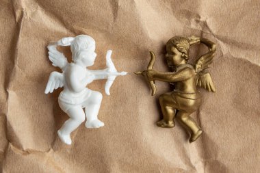 Altın ve beyaz aşk tanrısı karşı karşıya