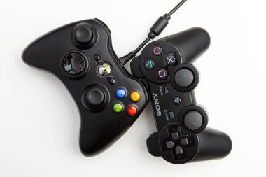 xbox ve sony playstation denetleyicileri