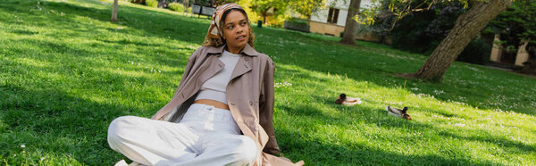 Young African American Woman Headscarf Stylish Trench Coat Resting Green — Foto Stock
