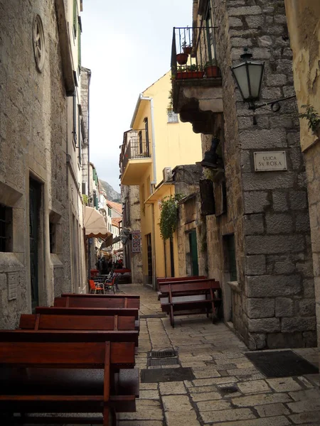 Ένας Στενός Δρόμος Της Πόλης Απόγευμα Του Καλοκαιριού Στο Omis — Φωτογραφία Αρχείου