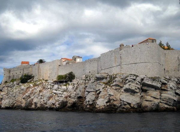 Coastal Fortifications City Dubrovnik Seen Boat Cloudy Day — Stockfoto
