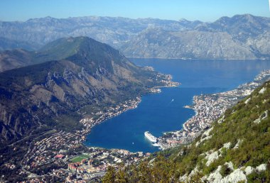 Yılan yolundan Kotor Körfezi 'nin geniş bir manzarası
