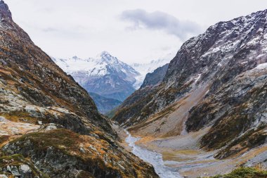 124 deresi olan dağ manzaralı vadi; Chamonix, Fransa