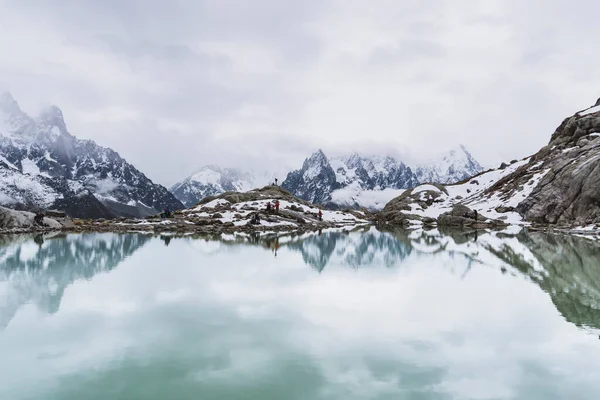 Bela Paisagem Montanhosa Com Reflexão Lago Chalupa Chamonix França — Fotografia de Stock