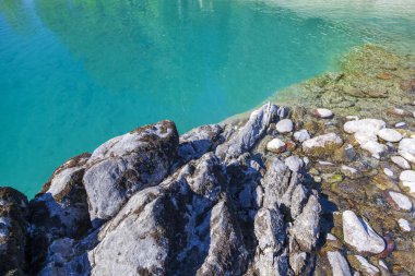 Altai Dağları, Katun Nehri, Turkuaz Nehri manzarası Katun ve Altai Dağları, Sonbahar mevsimi, Katun Nehri 'nin mavi gölleri.