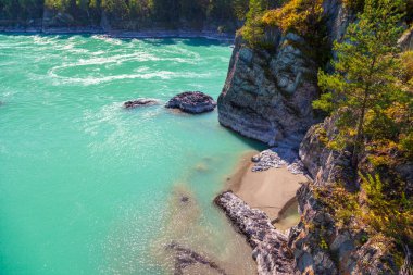 Altai Dağları, Katun Nehri, Turkuaz Nehri manzarası Katun ve Altai Dağları, Sonbahar sezonu