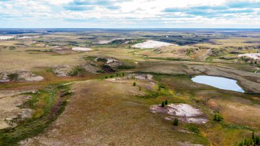 Orman tundrası ve kumlu nehir kıyısı manzarası, kuadrokopterden fotoğraf, kuş bakışı manzara, alışılmadık şekilli güzel vadiler. Kuzey Kutbu Dairesi, tunda.
