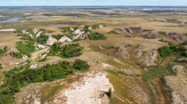 Orman tundrası ve kumlu nehir kıyısı manzarası, kuadrokopterden fotoğraf, kuş bakışı manzara, alışılmadık şekilli güzel vadiler. Kuzey Kutbu Dairesi, tunda.