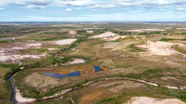Orman tundrası ve kumlu nehir kıyısı manzarası, kuadrokopterden fotoğraf, kuş bakışı manzara, alışılmadık şekilli güzel vadiler. Kuzey Kutbu Dairesi, tunda.