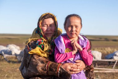 Kuzeyde Yamal, Nenets halkının geçmişi, kuzeydeki insanların evleri, tüneldeki yurdun yakınında bir aile fotoğrafı. Nadym, Rusya, 06 Temmuz 2021