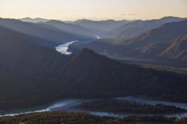 Altai Dağları, Katun Nehri, Turkuaz Nehri manzarası Katun ve Altai Dağları, Sonbahar sezonu. Gün batımında dağ manzarası