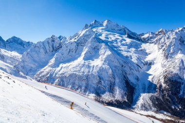 Kafkas Dağları, kış günü ufukta kayak yamacının panoramik manzarası. Dombai kayak merkezi, Batı Kafkasya, Karachai-Cthe, Rusya.
