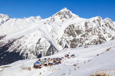 Kafkas Dağları, kış günü ufukta kayak yamacının panoramik manzarası. Dombai kayak merkezi, Batı Kafkasya, Karachai-Cthe, Rusya.